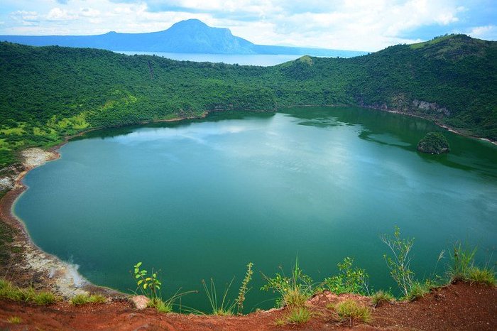 what is the largest fresh water volcanic island in the world?