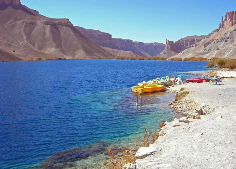 what country has the most natural lakes