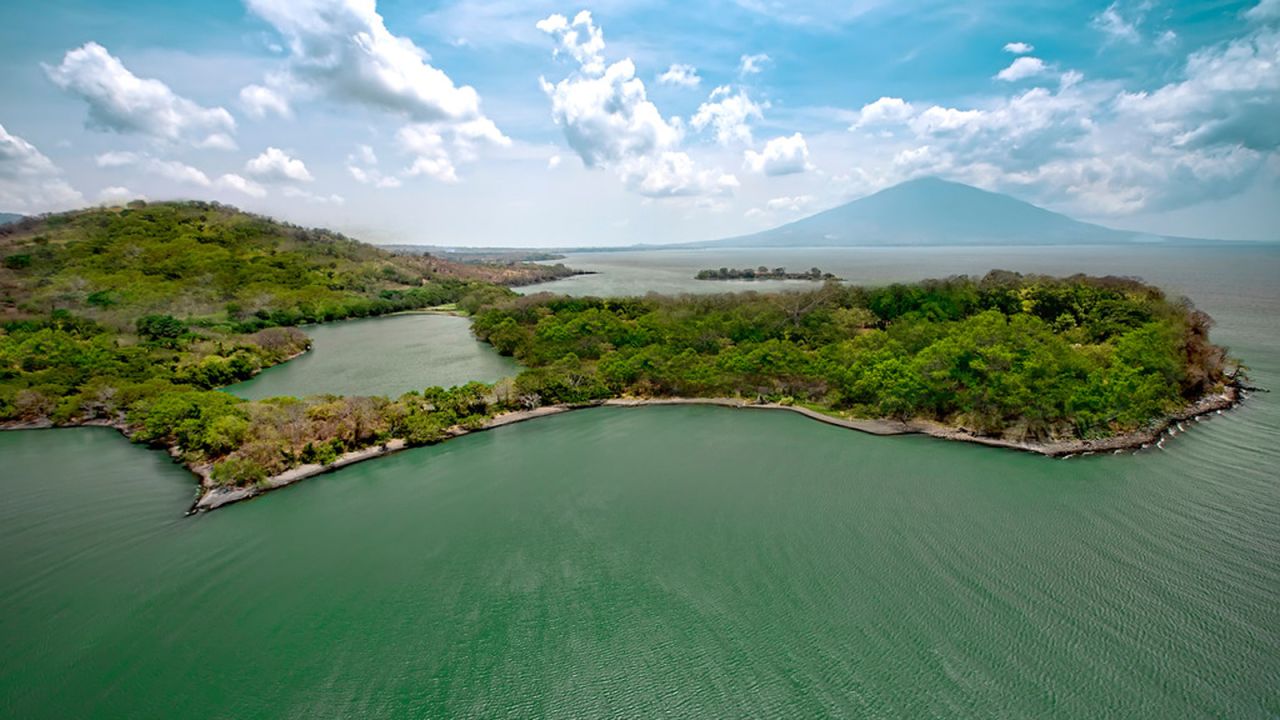 which country has the largest freshwater lake in central america