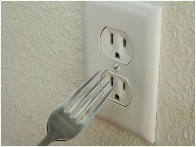 what happens if you stick a fork in an outlet