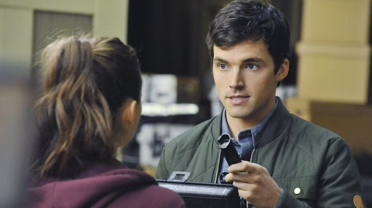 how old is ezra in season 1