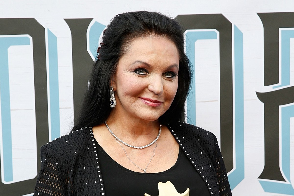 does crystal gayle still have long hair