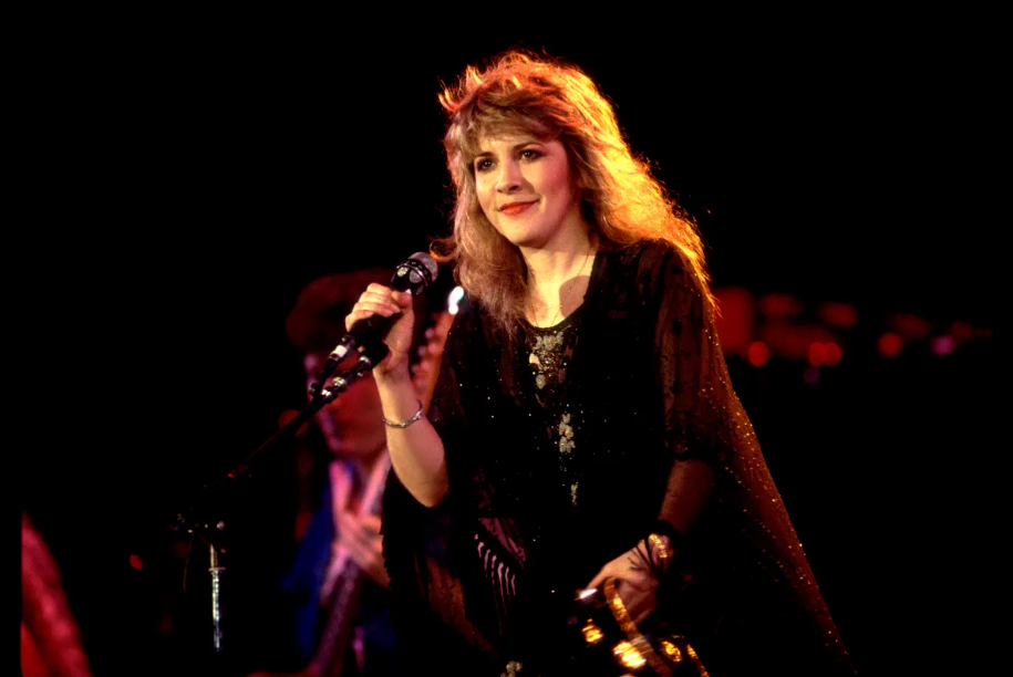 how old was stevie nicks when she joined fleetwood mac