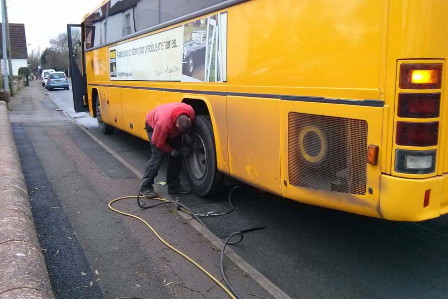 how many tyres in bus