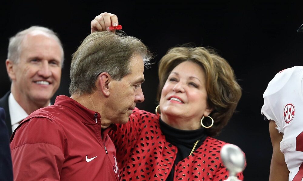 how old is nick saban wife