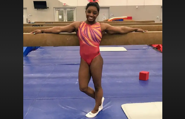 how tall is simone biles