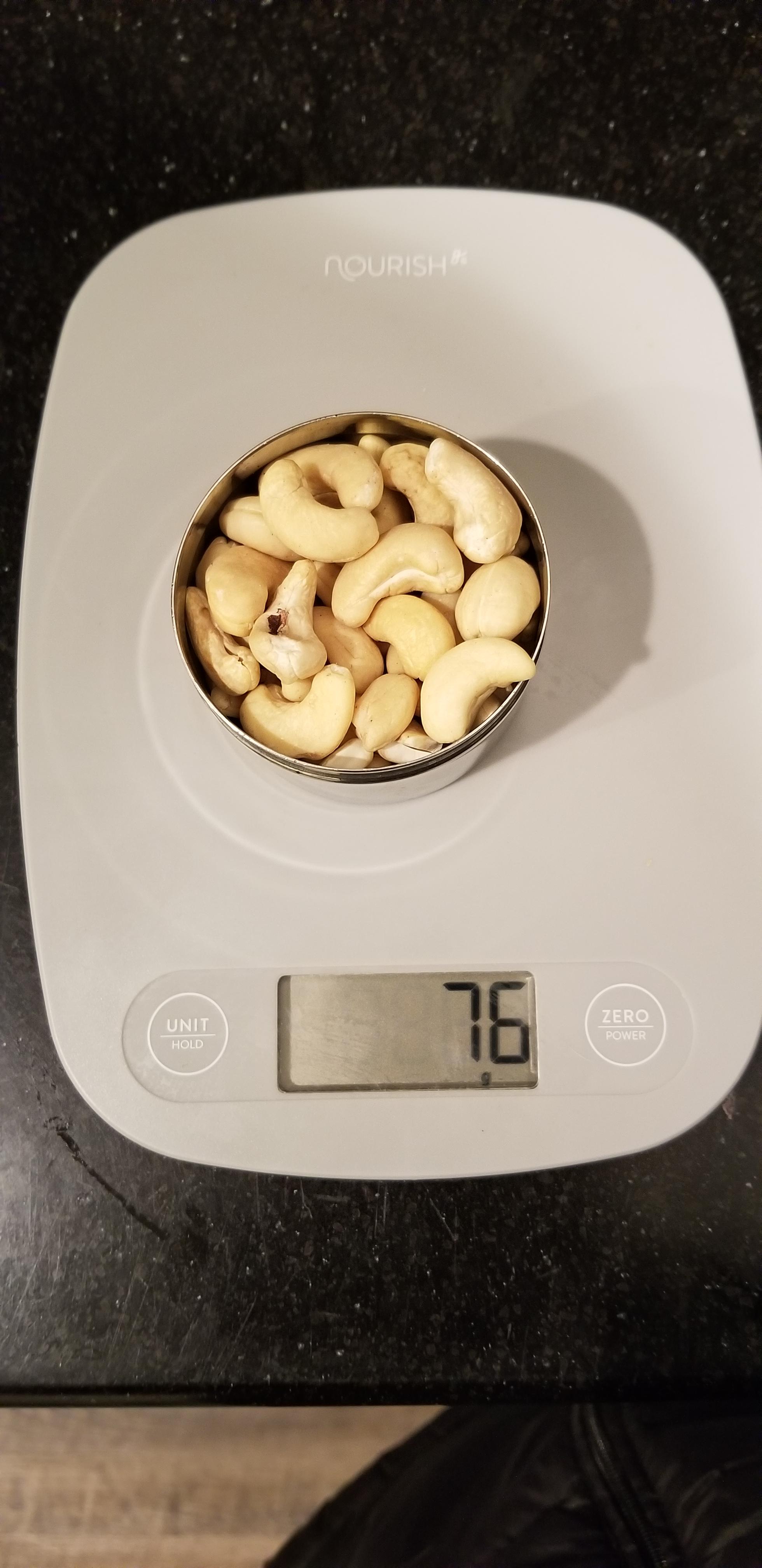 how many cashews in 1 oz